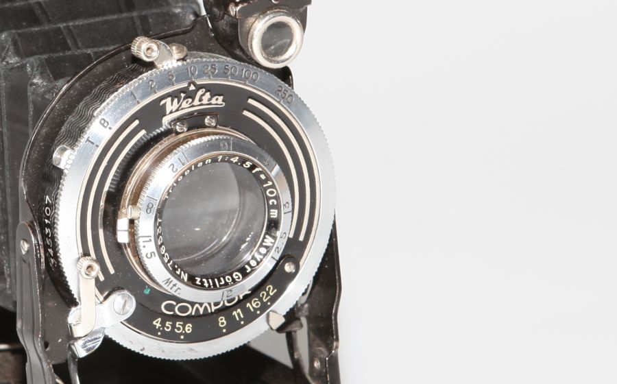 Light intensity and f-number of the antique photo camera 